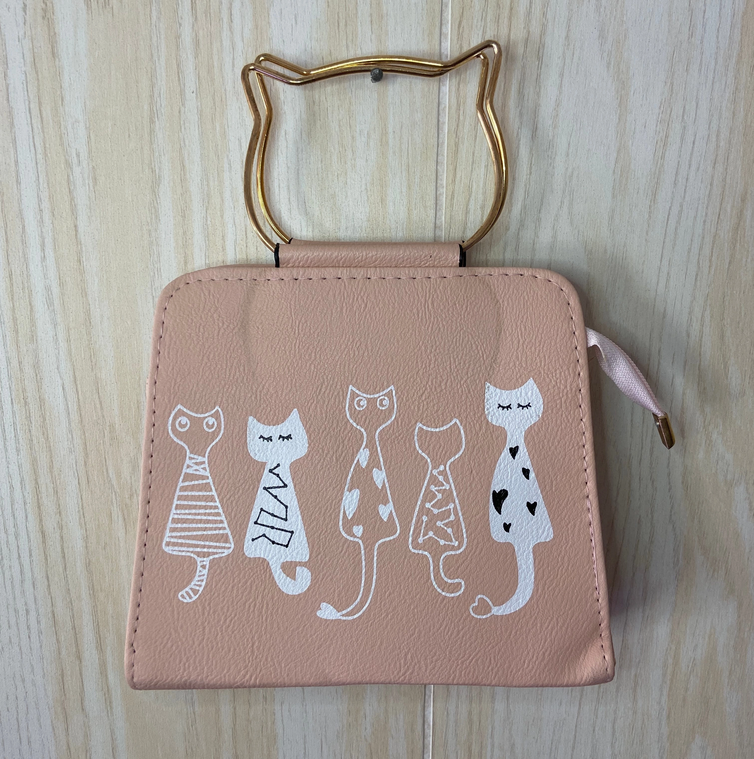 Outdoor Simplicity Cat Purse - Sitting Kitties with Cat Shaped Gold Handle Handbag