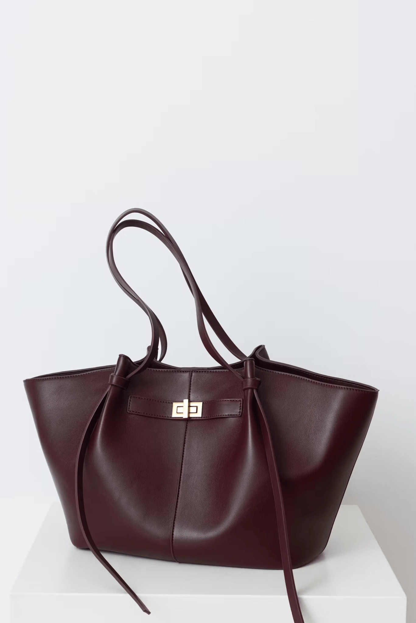 Vegan Leather Shopper Bag ?C Spacious Structured Tote with Minimalist Design Light Travel Everyday Routine
