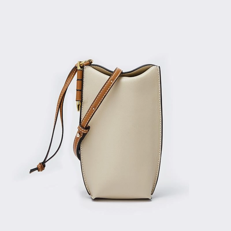 Sleek Urban Look Compact Outfit Briselle | Leather Crossbody Bag ?C Elegant Simplicity & Modern Charm