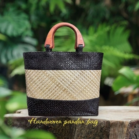 ISLA Tote Bag in Black and Natural Combo. Natural in the middle. Urban Craft Sophisticated Travel
