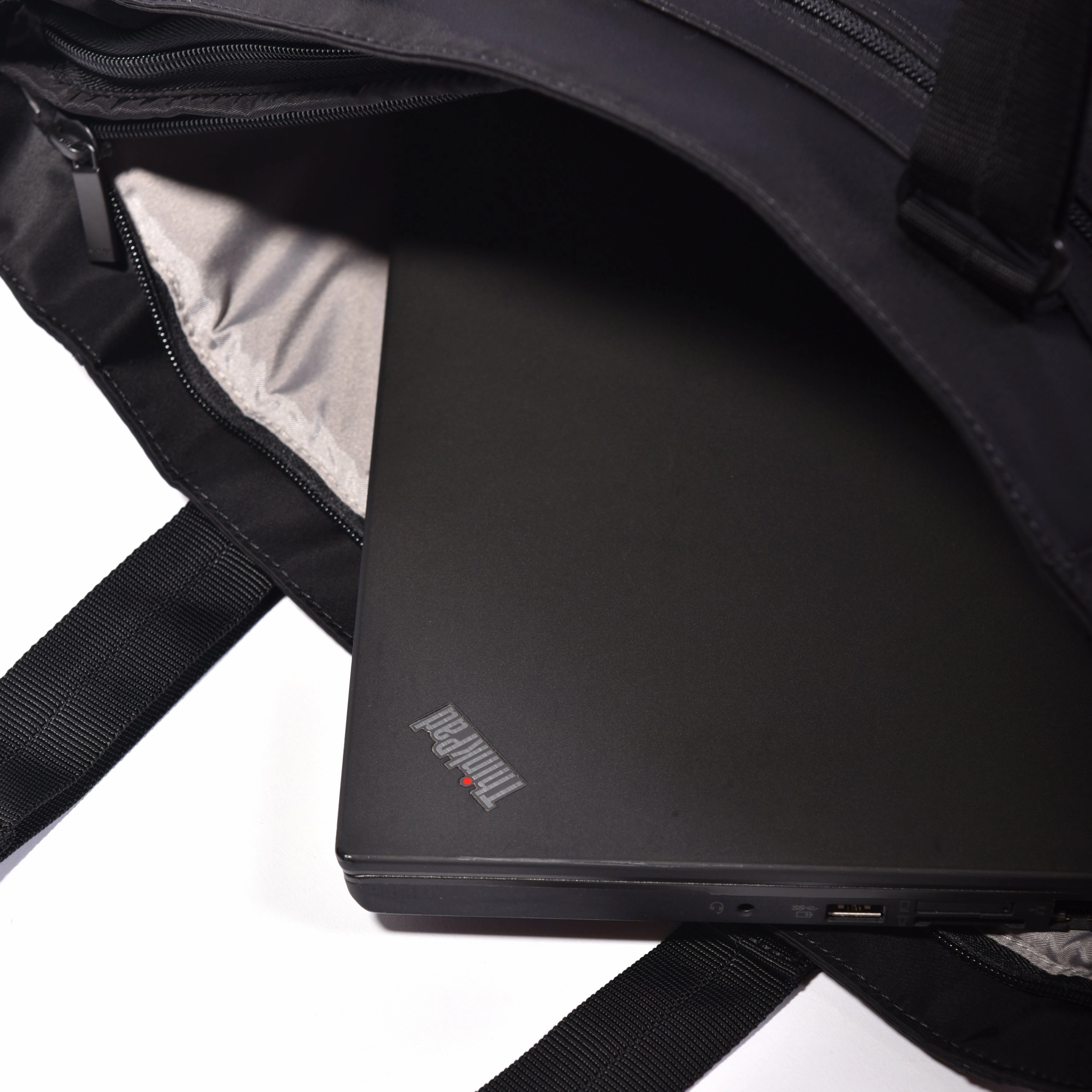 Travel-friendly clutch Hedgren: Inner City Elvira HIC424