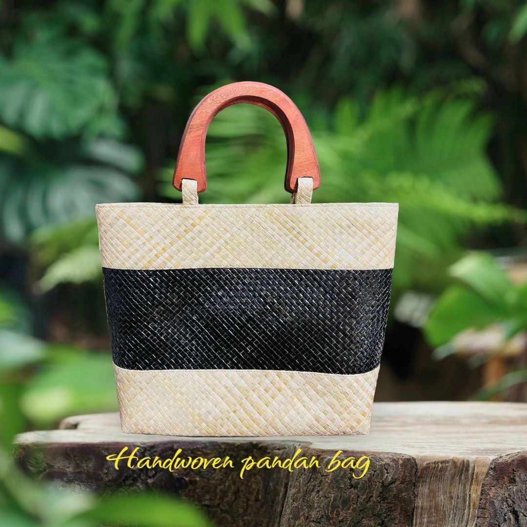 Stylish handle bag ISLA Tote Bag in Black and Natural Combo. Black contrast in the middle.