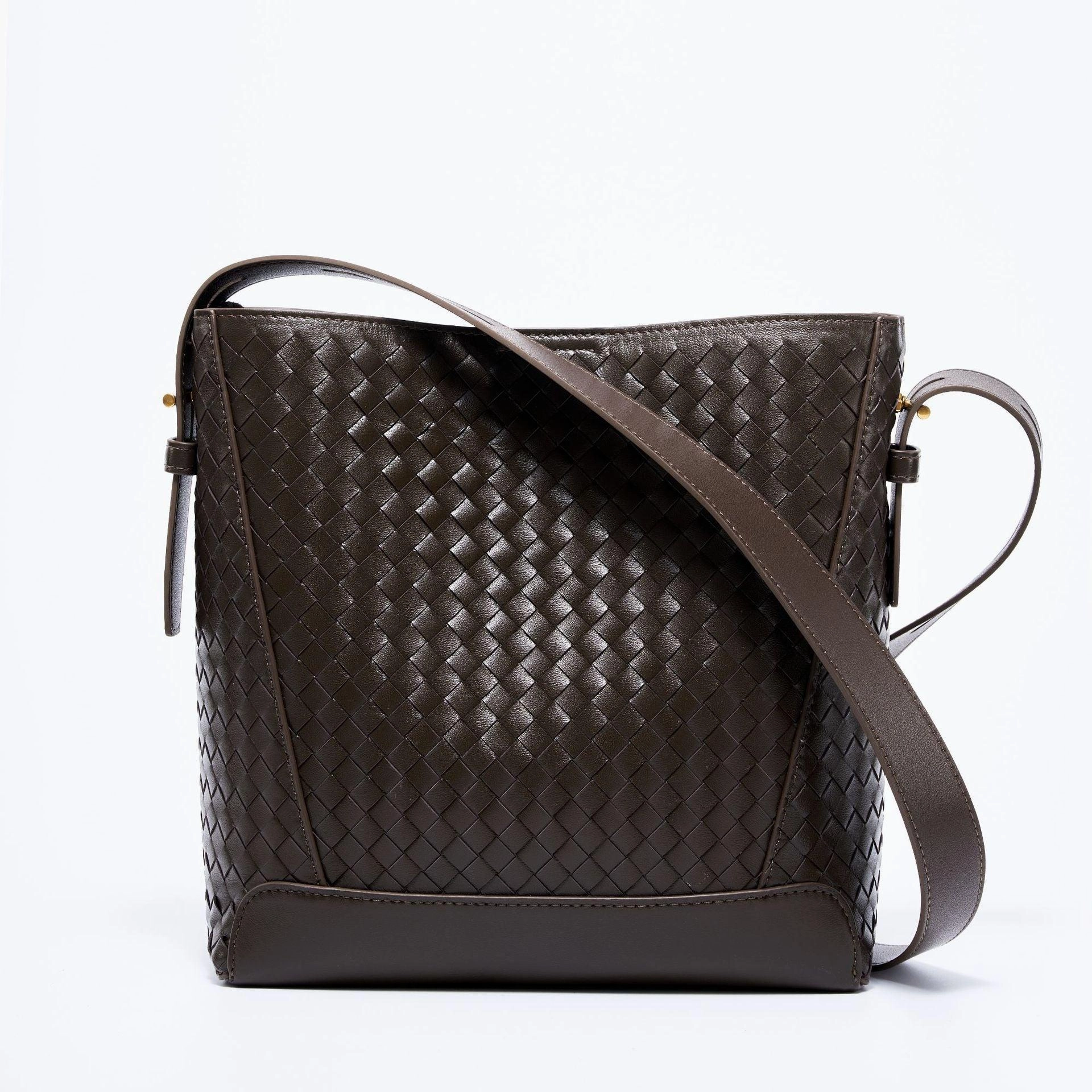 Sleek Appearance Stylish Functionality Lambskin Leather Handwoven Bucket Bag | Classic Bucket Shoulder Bag