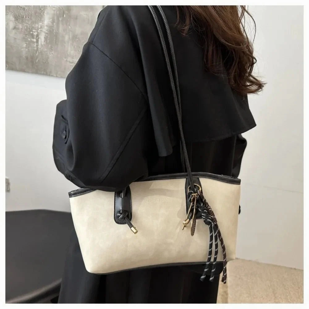 Large Vegan Leather Shoulder Bag ?C Stylish Everyday Handbag with Spacious Design Elegant Touch