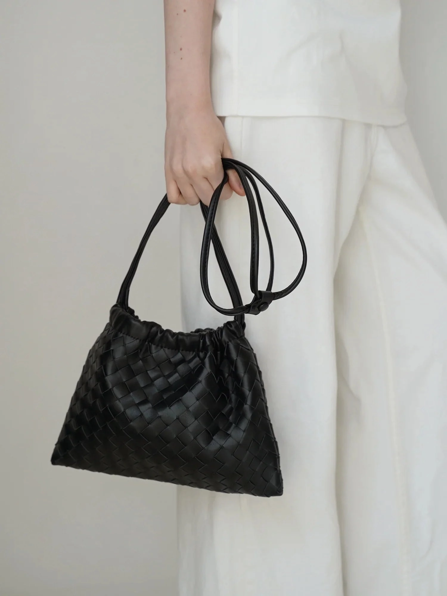 Outdoor Utility Casual Everyday Luxurious Handwoven Lambskin Drawstring Shoulder Bag - Genuine Leather Shoulder Bucket Bag for Women