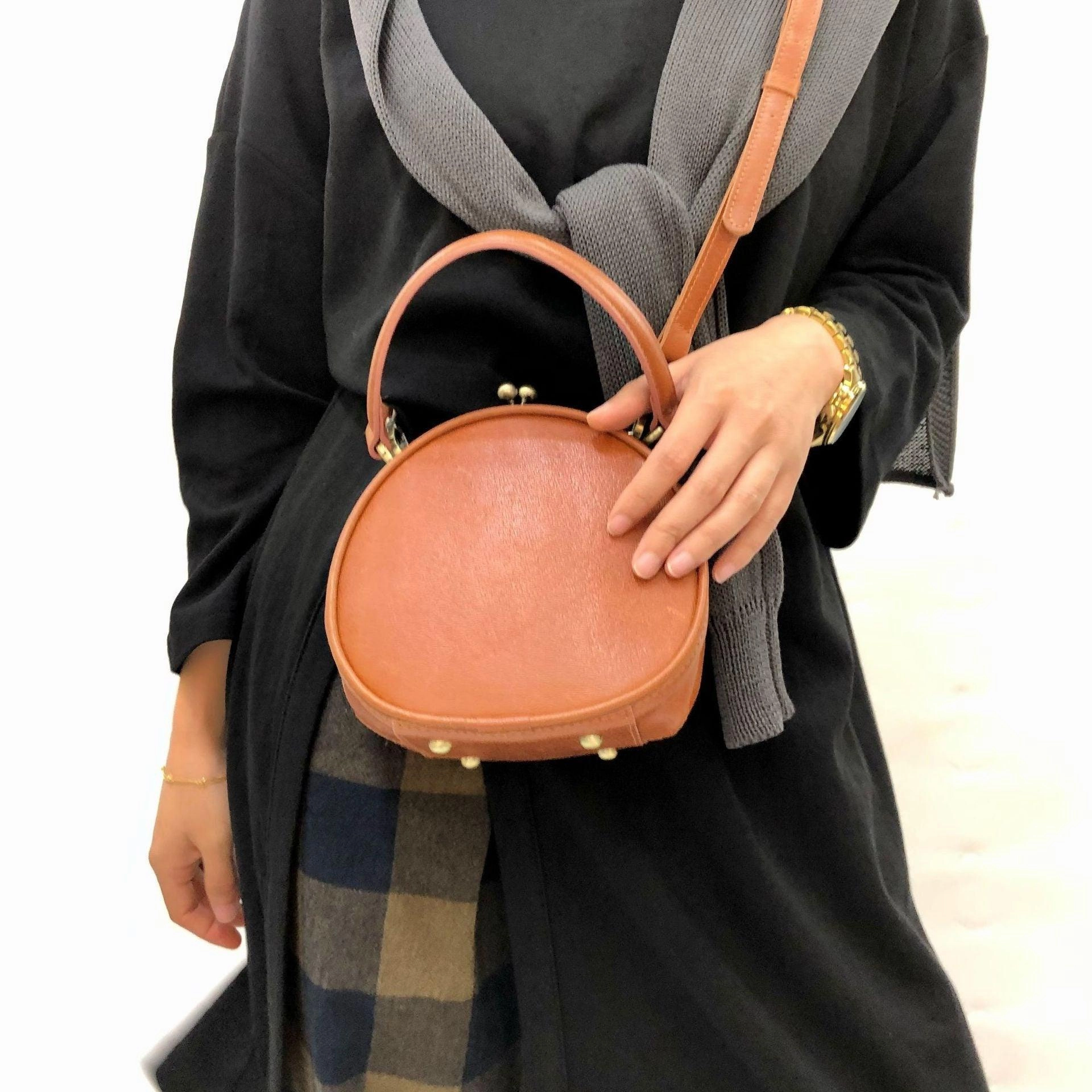 Minimalist Leather Kiss Lock Purse ? Gifts for Her ? Minimalist Shoulder Bag ? Change Purse ? Leather Round Handbag ? Handcrafted Small Bag Travel convenience