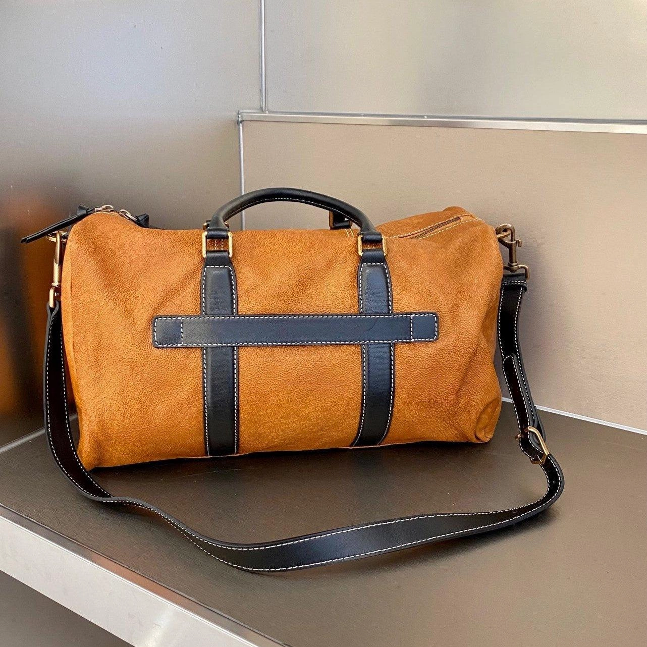 Portable Comfort Simple Carry Handcrafted Unisex Minimalist Full-Grain Leather Duffle Bag, Durable & Stylish Travel Companion, Camping Bag with Handheld and Crossbody Design