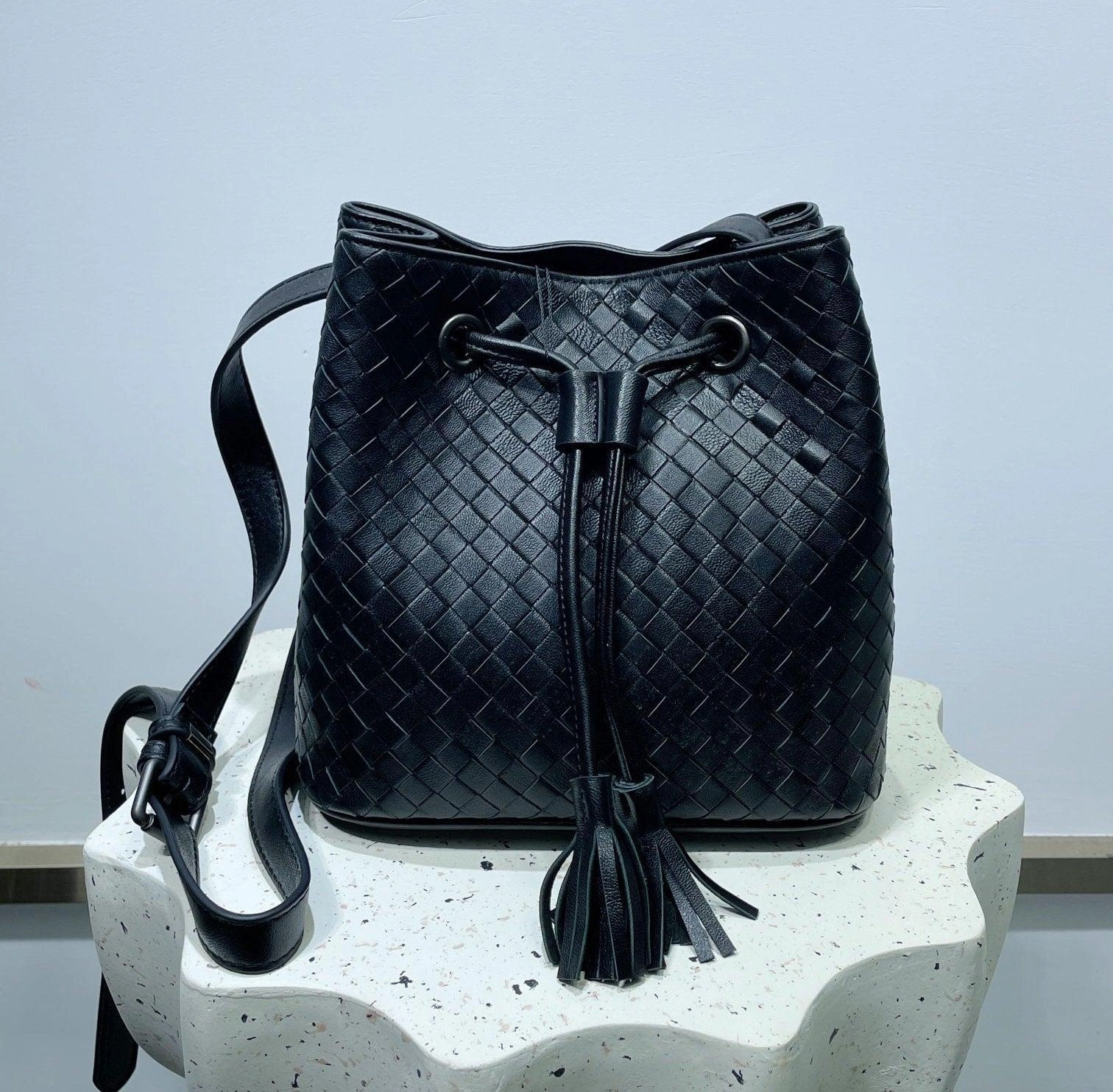 Simple Lifestyle Drawstring Lambskin Leather Bucket bag |  Handwoven Medium Shoulder Purse Women's Cinch Designer Bag, Crossbody Crossover, Must-have Bag