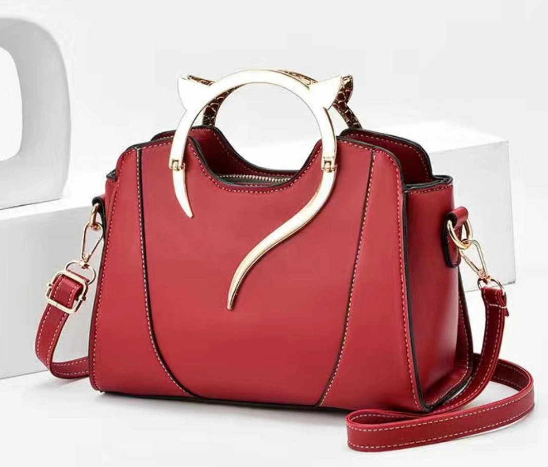 Cat Purse - Elegant Gold Cat Shape Handle Compact Companion