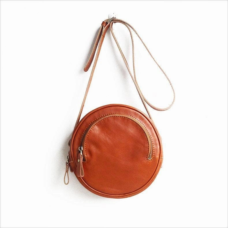 practical gear Durable Companion Small Vintage Designer Vegetable Leather Round Bag, Retro Shoulder Bag For Women, Handcrafted Brush Off Ladies Baguette Handbag