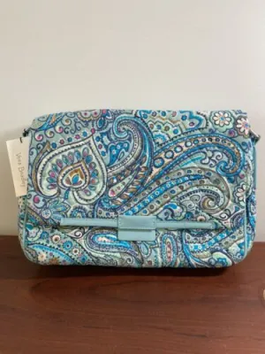 Travel Outfit Vera Bradley Iconic Shoulder Bag | Daisy Dot Paisley