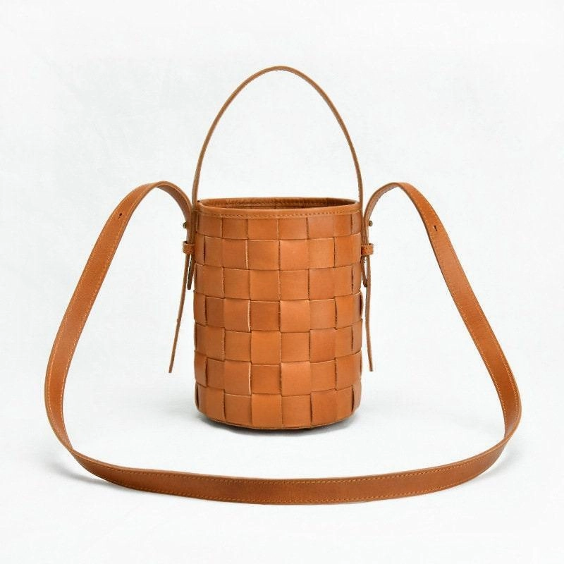 Everyday Use Woven Leather Bucket Bag In Tan, Handcrafted Woven Shoulder Bag, Woven Designer Bag, Handmade Shoulder Bag, Modern Leather Crossbody Bag